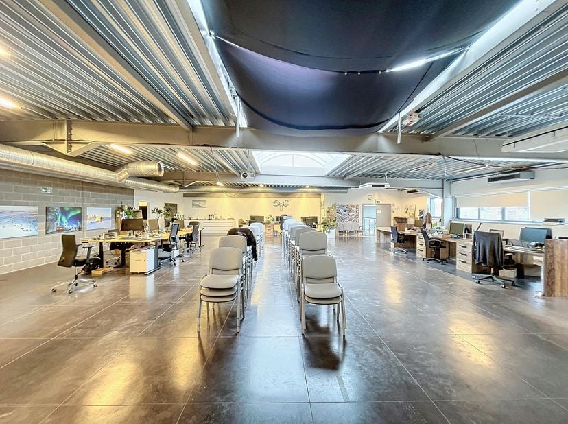 Dit kantoorgebouw met opslagruimte te huur is ideaal gelegen bij de afrit Melle van de R4, wat zorgt voor een uitstekende bereikbaarheid via zowel de