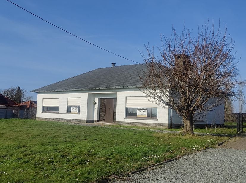 Deze gunstig gelegen gezinswoning is gelegen op 10 min rijden van Brakel en Oudenaarde. De woning omvat een ruime inkom met opbergkasten, een lichtrij