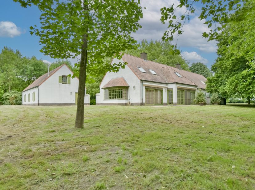 Langzaam rijd je de majestueuze oprijlaan op, omringd door hoge bomen die een groen gewelf vormen. Dit exclusieve domein aan de Ankelaarstraat 18 in D