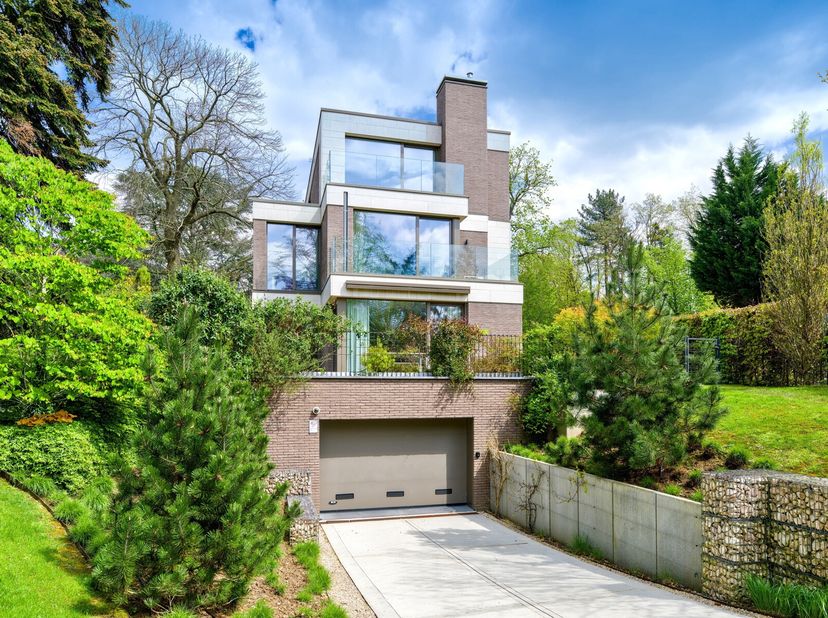 A deux pas du Fort Jaco et à proximité immédiate du Bois de la Cambre, Victoire-Junot vous propose ce somptueux penthouse de 150 m² + 35m² de terrasse