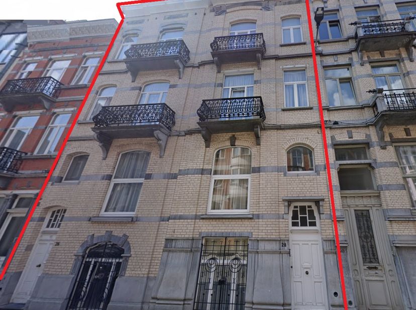 A proximité de Tour &amp; Taxi, Grand immeuble de rapport comprenant 4 appartements.... Dont 1 grand duplex 4chambres ---- 2 appartemens 3 chambres et 1 g