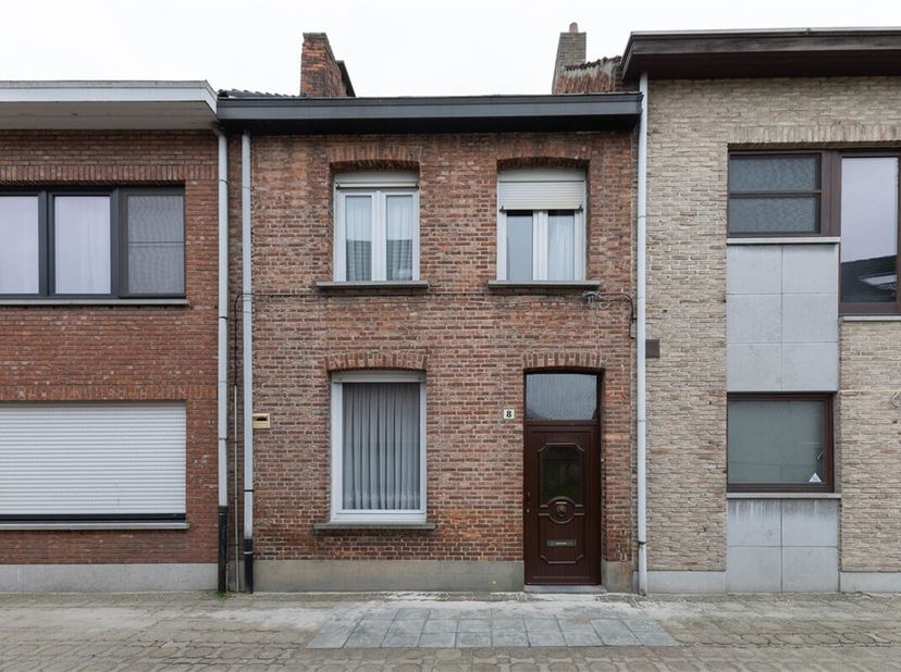 Te renoveren rijwoning op een uitstekende locatie te Schelle met tal van mogelijkheden!&lt;br /&gt;
Het huis is in een rustige speelstraat gelegen nabij het