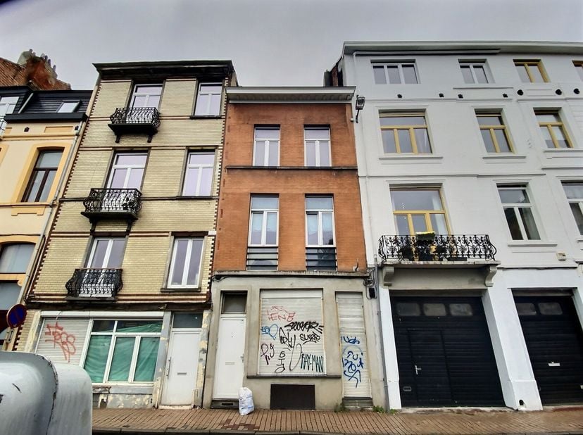 Elsene - Tussen het Flageyplein en het Jourdanplein | Gebouw voor gemengd gebruik met 1 winkelruimte en 2 wooneenheden&lt;br /&gt;
Juridische situatie: 1 wi