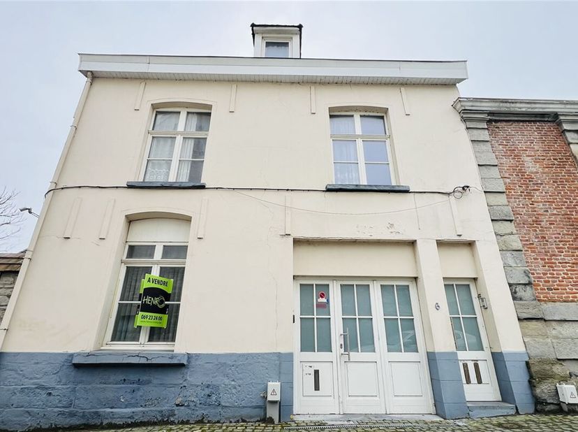 Idéalement situé dans un quartier prisé, cette maison unifamiliale de 350 m² sur 3 étages offre un potentiel incroyable pour vos projets immobiliers.&lt;