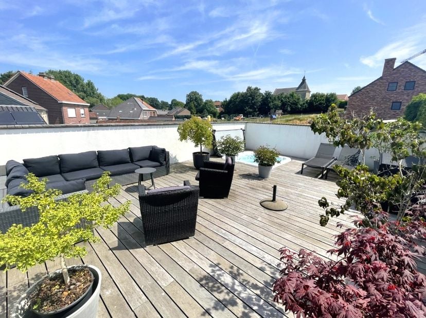 Bij het binnenkomen wordt u verwelkomd in een ruime inkomhal met gastentoilet en ingebouwde kasten, ideaal voor vestiaire en extra opbergruimte. Vanui