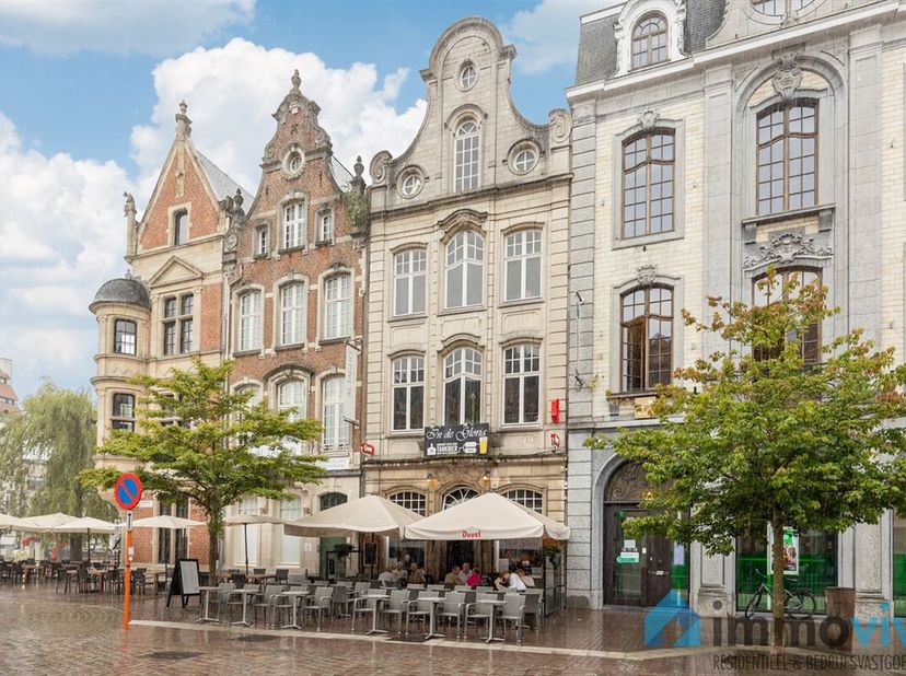 Algemeen:&lt;br /&gt;
Aan de prachtige Grote Markt te Lier vinden we dit prachtige pand in neorococo-stijl. De prachtige gevel herbergt gelijkvloers een goe