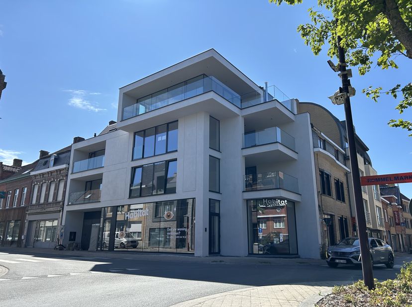 Ce projet contemporain comprend un bâtiment commercial au rez-de-chaussée et seulement trois appartements exclusifs. &lt;br /&gt;
De nombreux avantages tels