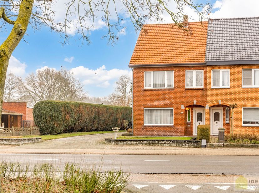 IDEALIS VASTGOED – TE RENOVEREN GEZINSWONING MET 4 SLAAPKAMERS OP EEN AANGENAAM PERCEEL VAN 9a 45ca MET PRACHTIG GROEN VERGEZICHT VLAKBIJ HET CENTRUM