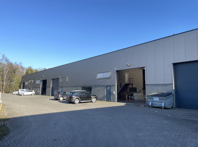 Bent u op zoek naar een ruime en vlot bereikbare opslagruimte? Deze unit van ca. 345 m² is gelegen aan de Oostmalsesteenweg 236 in Ranst, met een uits