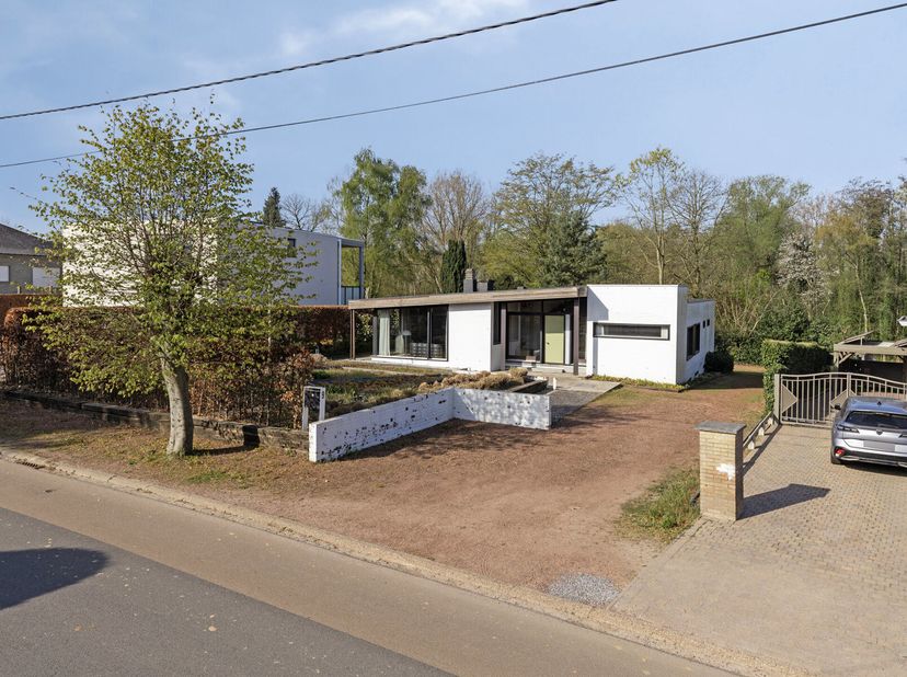 Découvrez cette villa architecturale unique située sur un beau terrain de pas moins de 18 ares dans un quartier calme et résidentiel d&#039;Affligem. Cette