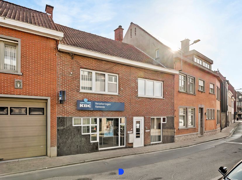 Interessante eigendom in het centrum van Meulebeke bestaande uit een gelijkvloerse kantoorruimte en een verhuurd appartement op de 1ste verdieping.&lt;br