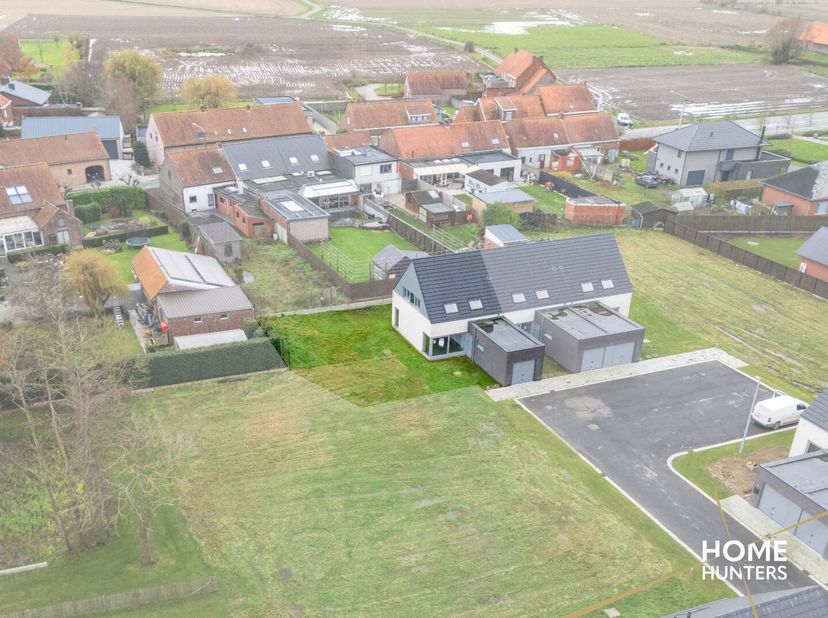 Wenst u betaalbaar te wonen in Poelkapelle met een gigantisch perceel?&lt;br /&gt;
Aanschouw deze halfopen bebouwing, ingedeeld in een ruime inkomhal met ga