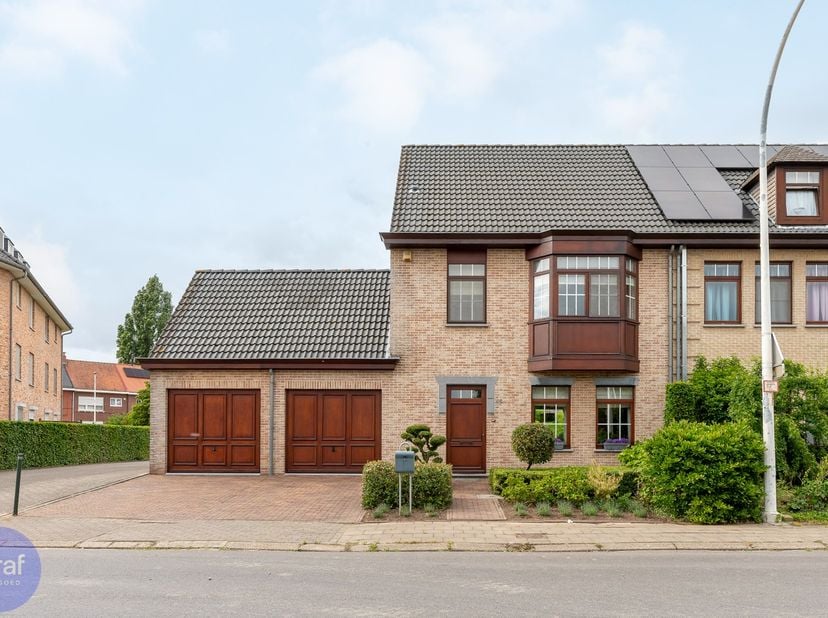 Deze mooie halfopen bebouwing in de rustige Adhemar Borinstraat doet je onmiddellijk thuiskomen - zelfs als het huis nog niet van jou is.&lt;br /&gt;
&lt;br /&gt;