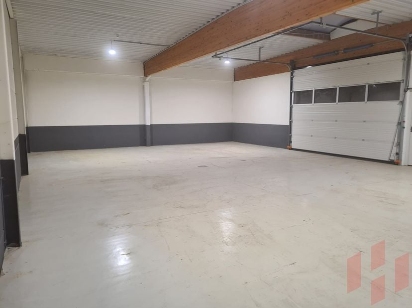 Polyvalent bedrijfsgebouw op een grondoppervlakte van 7264m² met een vlotte verbinding via op- en afrit naar de A19 Kortrijk-Ieper.&lt;br /&gt;
- Gerenoveer