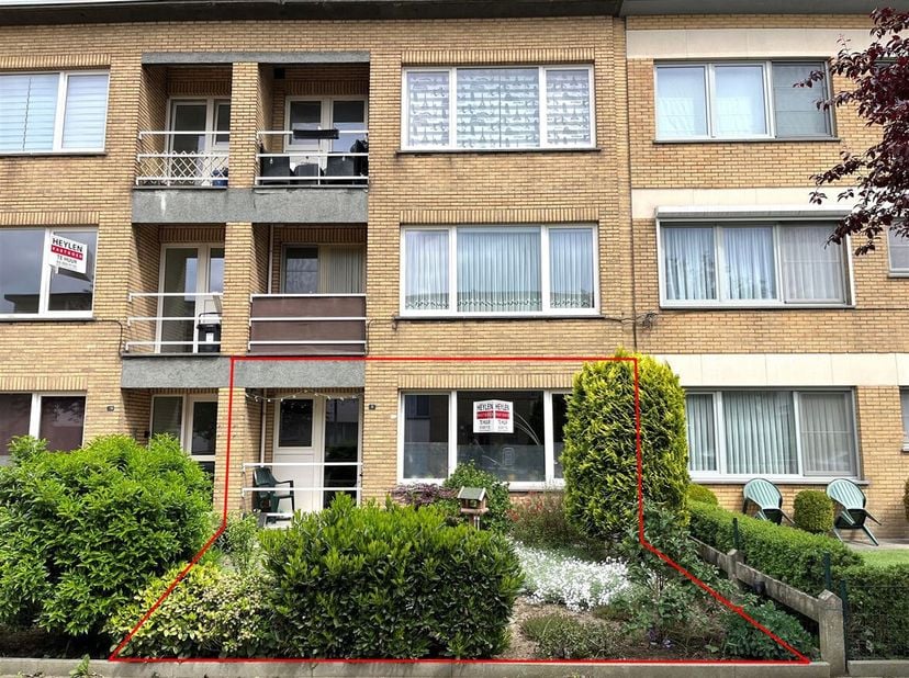 Gelijkvloers appartement met 2 slaapkamers, dubbel terras en garage!&lt;br /&gt;
Indeling: &lt;br /&gt;
Inkomhal, leef - en eetruimte, gesloten keuken, 2 slaapkam