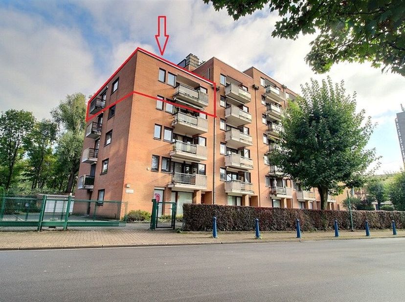 Dans une résidence de Haut standing dénommée &quot;Les Clarines&quot; idéalement située à Charleroi, magnifique appartement au dernier étage de la copropriété c