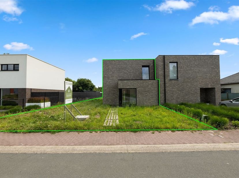 Ligging &lt;br /&gt;
In Sint-Truiden vinden we langs de Kortenbosstraat deze knappe nieuwbouwwoning terug. Het centrum van Sint-Truiden bevindt zich op slec