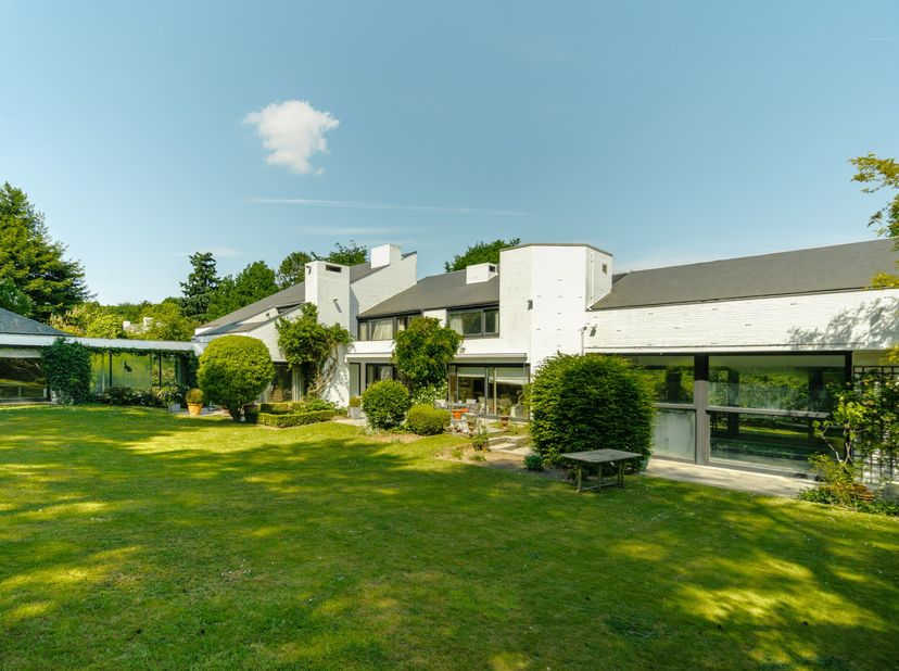 Uccle  Fort Jaco, au cur dun écrin de verdure, cette villa emblématique signée Marc Corbiau a vu le jour dans les années 1970.&lt;br /&gt;
Implantée sur un