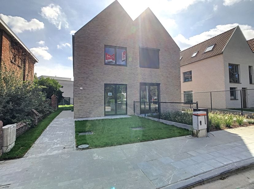 Halfopen nieuwbouwhuis te koop op een perceel van 206m² met 3 ruime slaapkamers. Deze woning is gelegen in de Veldstraat te Sint-Michiels (met vlotte