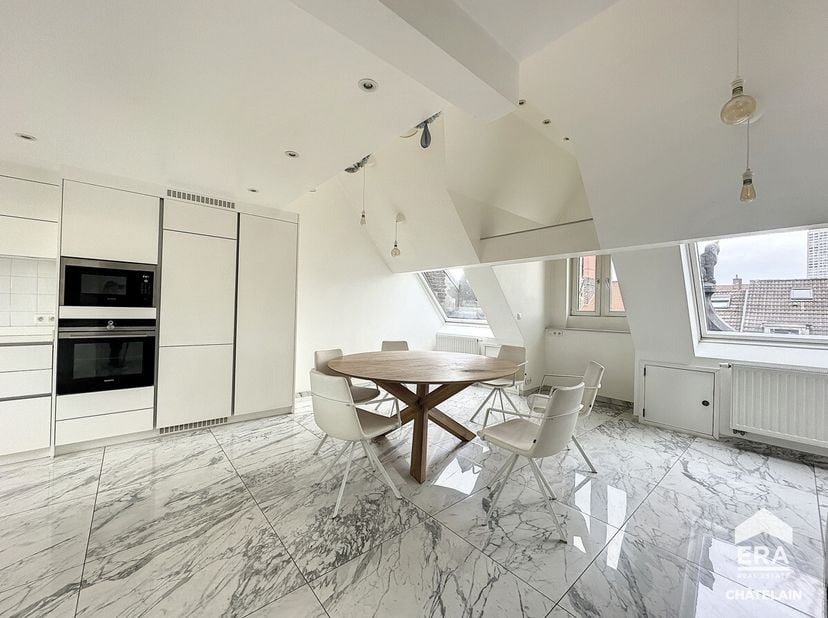 Schaerbeek : Appartement triplex avec terrasse à louer, situé dans le quartier Collignon. Situé au cur du quartier Collignon à Schaerbeek, cet apparte