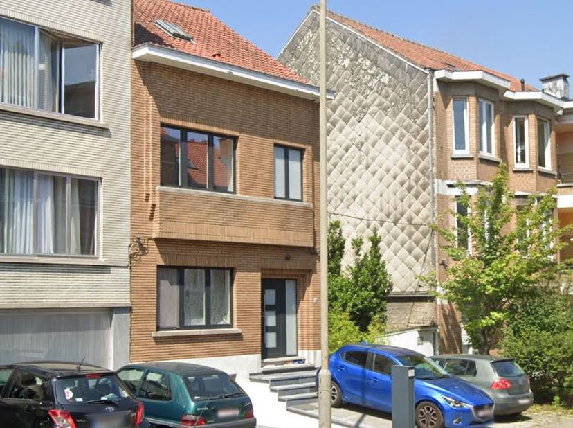 Deze gerenoveerde chamante woning bevindt zich in een aangename woonwijk, niet ver van het centrum van Strombeek-Bever alsook de &quot;De Wand&quot;-buurt, nabi