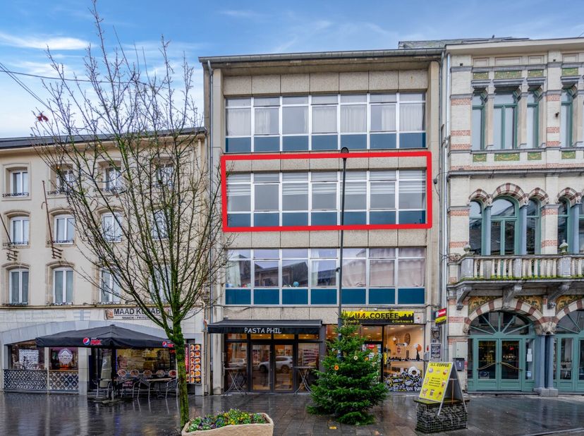 ERA B-Lux biedt u dit charmante appartement aan, gelegen in het hart van Arlon. Gelegen in een klein, rustig gebouw, is dit lichte appartement ideaal