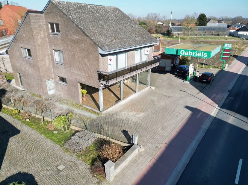 Bien professionnel à vendre
                    à 9300 Aalst