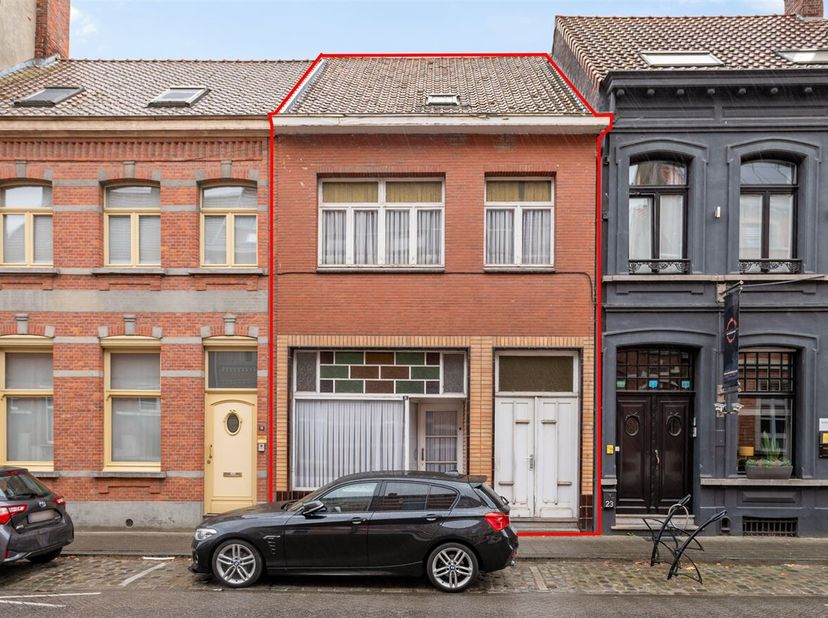 Te renoveren woning met veel potentieel, 3 slaapkamers, zolder en tuin&lt;br /&gt;
Locatie:&lt;br /&gt;
Gelegen op een rustige, doch vlot bereikbare locatie bevin