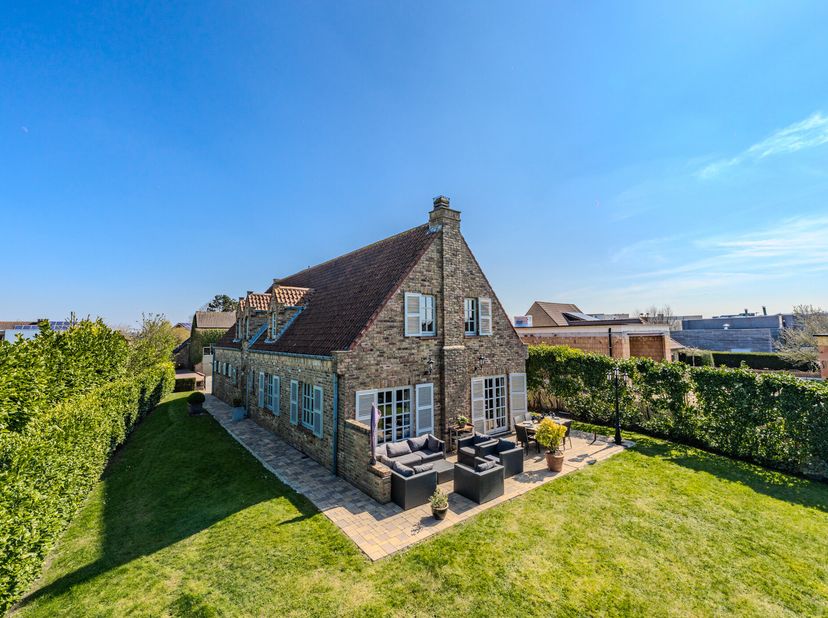 Cette charmante villa à vendre est située le long de la Steensedijk à Ostende, au cur du quartier résidentiel animé de Stene. La maison est entourée d