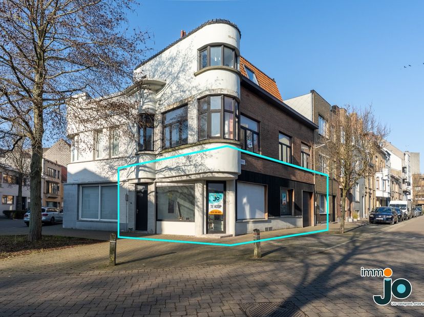 Dit lichtrijk en ruim gelijkvloersappartement, in een prachtig ART DECO gebouw, te koop in Oostende is gelegen tussen Petit Paris en het Westerkwartie
