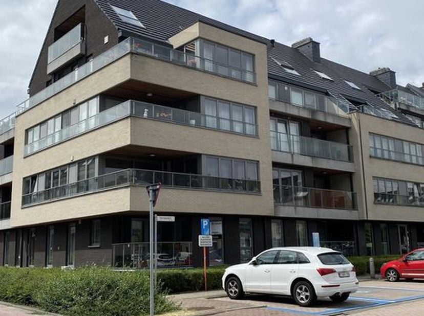 Bent u op zoek naar een appartement in het centrum van Lanaken? Deze moderne en gezellige woning is beschikbaar in overleg met huidige bewoner.&lt;br /&gt;