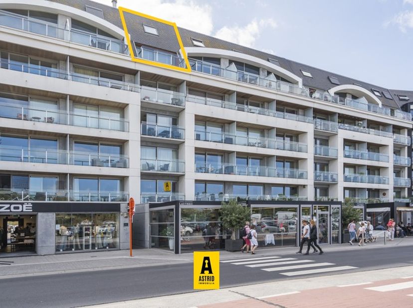 Ruime duplex (125m2) op eerste lijn van Bredene-Duinen, vlakbij winkels, openbaar vervoer en invalswegen. Het appartement ligt op de 5de verdieping en