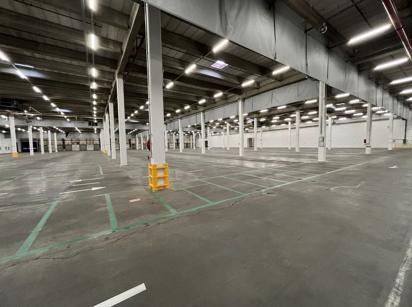Unit 2&lt;br /&gt;
- Magazijn : 3.774m²&lt;br /&gt;
- Vrije hoogte 7m75&lt;br /&gt;
- Laadkades 4 (+5)&lt;br /&gt;
- Bouw/ Renovatiejaar : 2023&lt;br /&gt;
- Constructie Beton&lt;br /