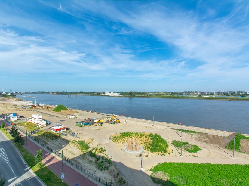 Huis aan de Kade bénéficie d&#039;un emplacement de rêve sur l&#039;Escaut, les quais et le futur Kaaipark. Et au cur de Nieuw Zuid, Anvers. Les architectes Rob