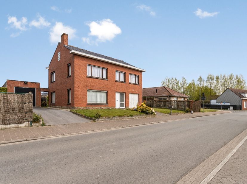 Te koop: vrijstaande woning met veel potentieel nabij centrum Handzame Ontdek dit leuke alleenstaand pand, gebouwd in 1963, gelegen op een royaal perc