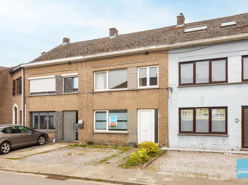 TE KOOP in Schellebelle - centraal gelegen woning op wandelafstand van dorpsplein en nabij winkels , scholen en openbaar vervoer.&lt;br /&gt;
Deze woning vr