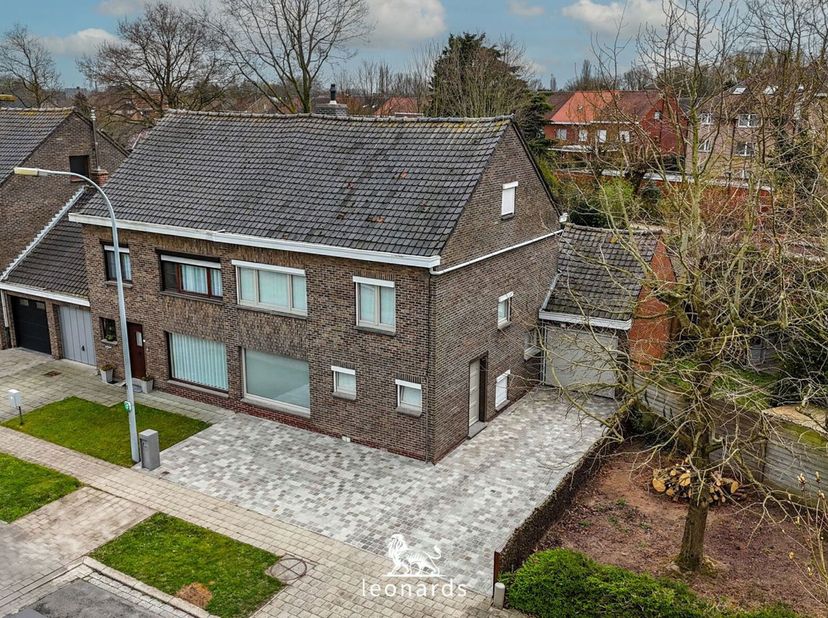 Deze charmante halfopen woning bevindt zich in een rustige en groene omgeving in de Begonialaan, ideaal voor wie op zoek is naar comfort en ruimte.Bij