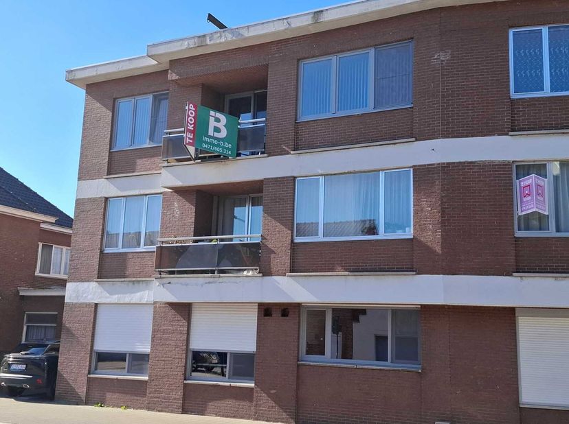 Mooi appartement op de 2e verdieping bestaande uit: inkomhal, berging, fraaie leefruimte, ingerichte keuken met eetplaats, nachthal, apart toilet, 3 s