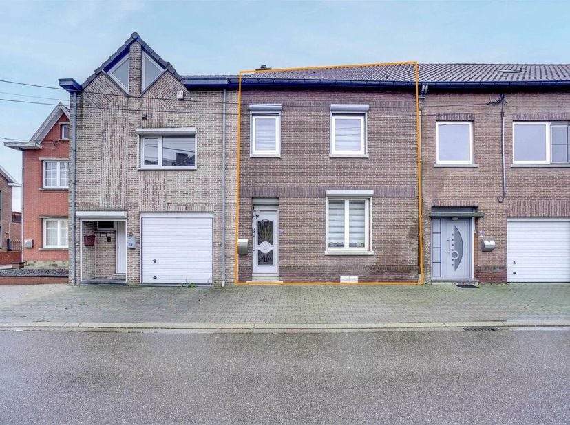 Te koop: Gerenoveerde gezinswoning met vier slaapkamers, twee moderne badkamers en een grote vrij in te richten zolder. Met een lange zuidgerichte tui