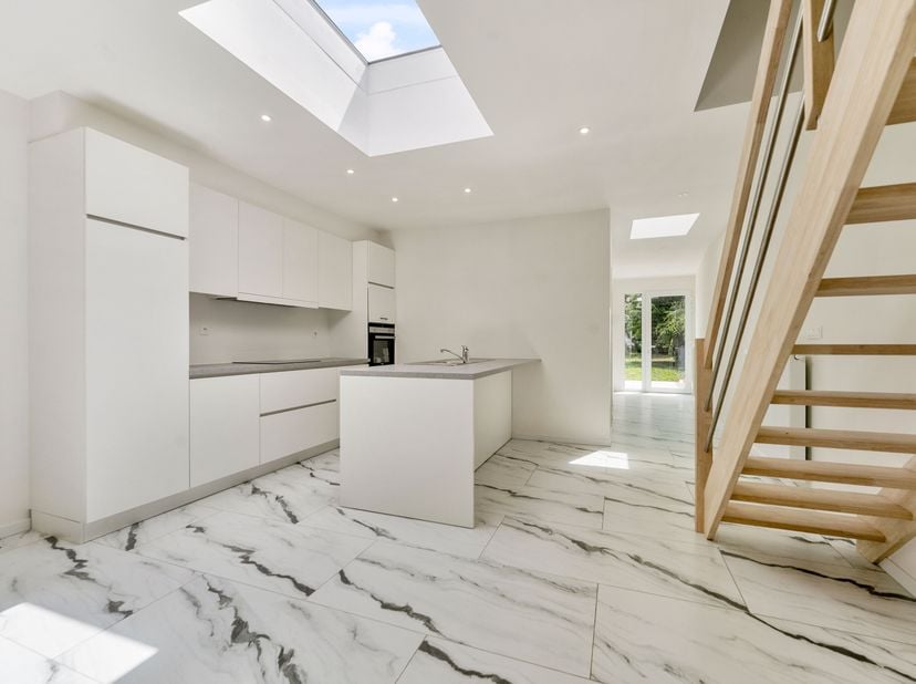 Volledig gerenoveerde woning met 4 slaapkamers en tuin te koop in Menen!&lt;br /&gt;
Op zoek naar een instapklare woning zonder renovatiezorgen? Deze stijlv