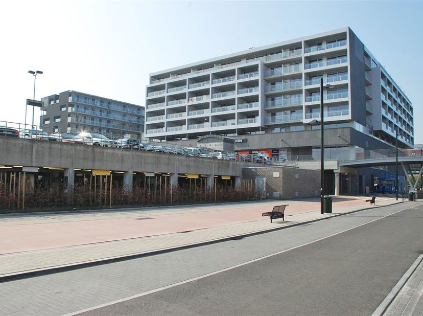 Ondergrondse autostaanplaats met plaats voor 1 wagen, gelegen aan het station van Brugge. &lt;br /&gt;
- Huurprijs: € 55,00/maand&lt;br /&gt;
- beschikbaar: onmid