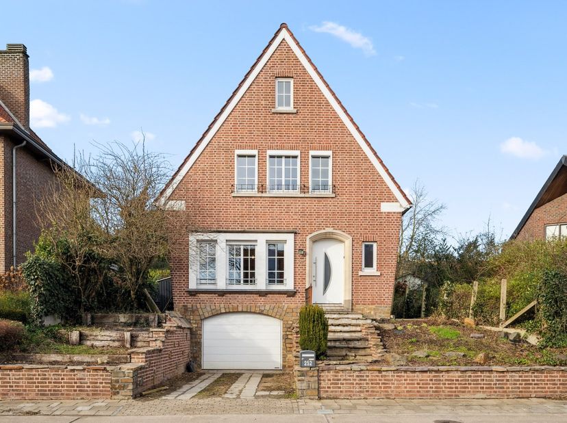 Nabij het centrum vindt u deze alleenstaande energiezuinige villa op 5a nabij het centrum met nieuw geïsoleerd zadeldak (2021) en overal PVC ramen met