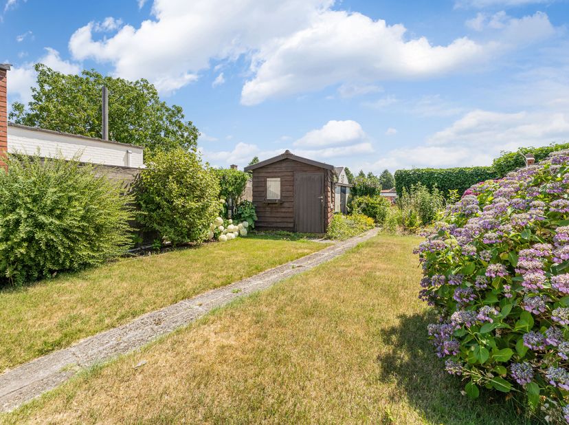 Te renoveren woning met grote tuin en uitweg te koop in Wevelgem!&lt;br /&gt;
Op zoek naar een woning met veel potentieel en een ruim perceel? Deze karakter