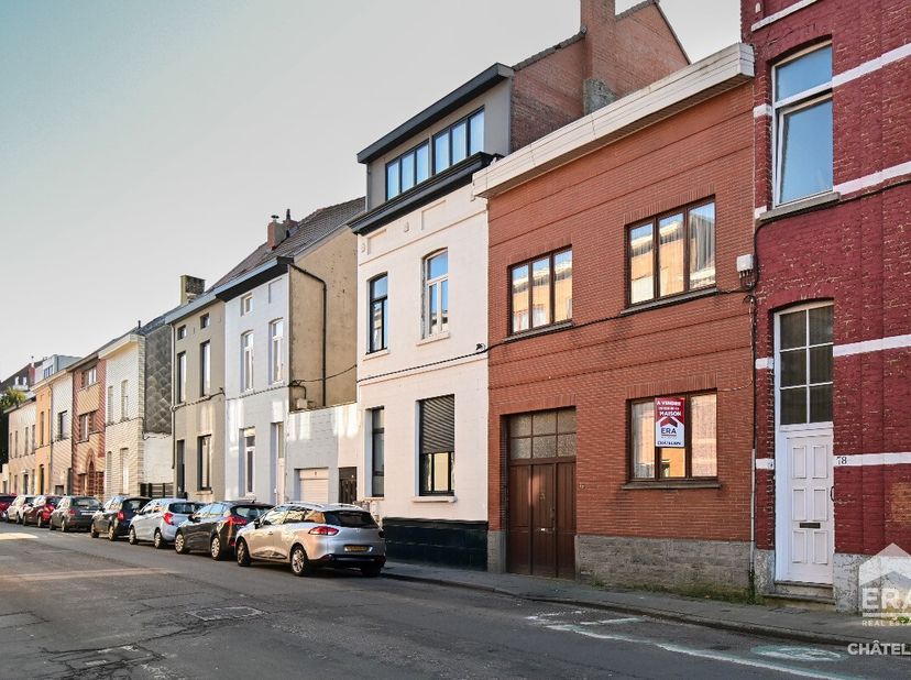 ERA CHATELAIN vous propose cette maison à rénover au superbe potentiel idéalement située entre Drogenbos et Calevoet à Uccle offrant une surface de 17