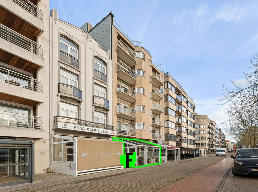 Deze uiterst ruime horecazaak met een oppervlakte op de begane vloer van maar liefst 135m² situeert zich centraal op de Markt te Blankenberge. De uite