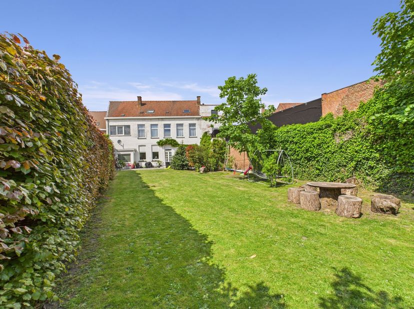 Charmante herenwoning gelegen in de historische stad Menen, waar de charme van het oude wordt gecombineerd met modern comfort.&lt;br /&gt;
Op de begane gron