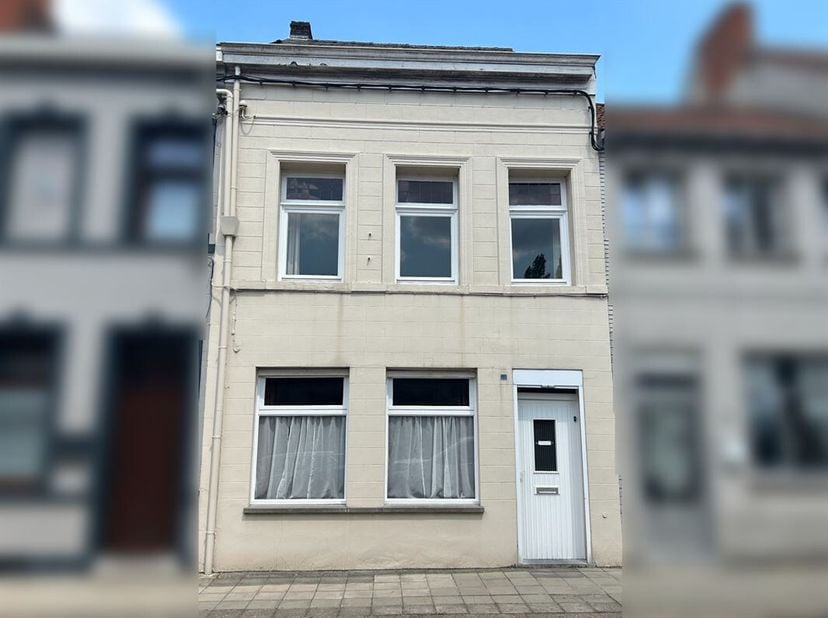 Goede te renoveren halfvrijstaande woning op 3 are van 20 centiares gelegen in het centrum van Péruwelz met toegang via de achterkant.&lt;br /&gt;
Deze woni