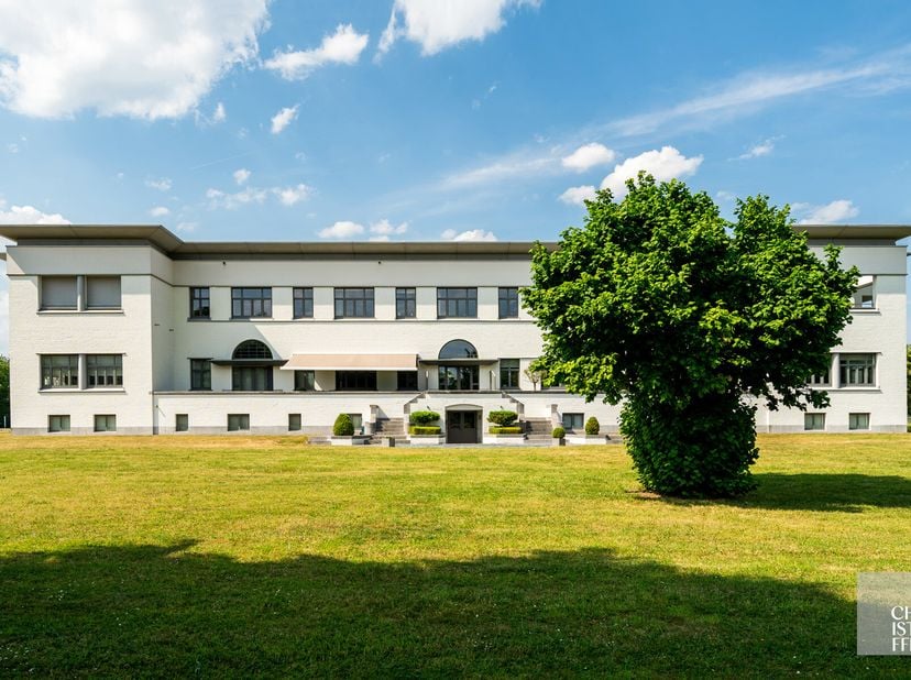 Dit design villa-appartement is gelegen te midden van het historische park van kasteel Oud-Rekem. Dit appartement van 391 m² werd afgewerkt met hoogwa