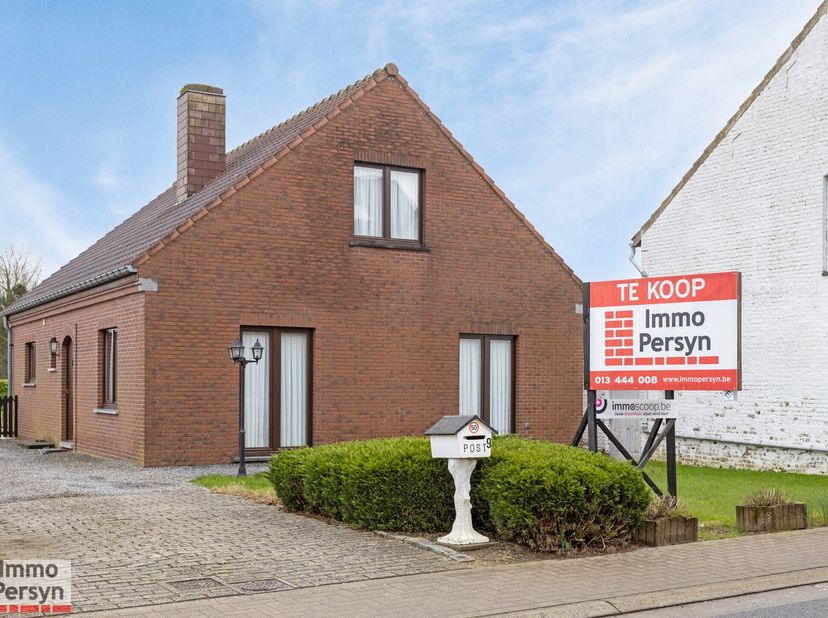 Op het begin van de Halensebaan vinden we deze woning uit de jaren 80. Gezellig en knus ingericht op een perceel van maar liefst 770m².&lt;br /&gt;
Het pand