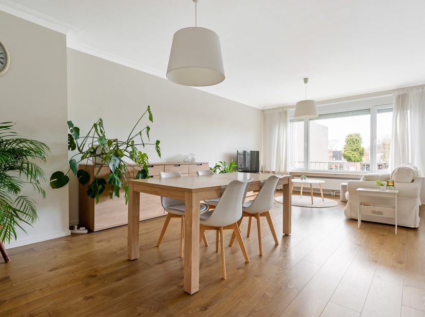 Knap gerenoveerd en energiezuinig (EPC B) appartement met grote ruimtes, 2 slaapkamers, heerlijke terrassen en garagebox in een doodlopende straat vla